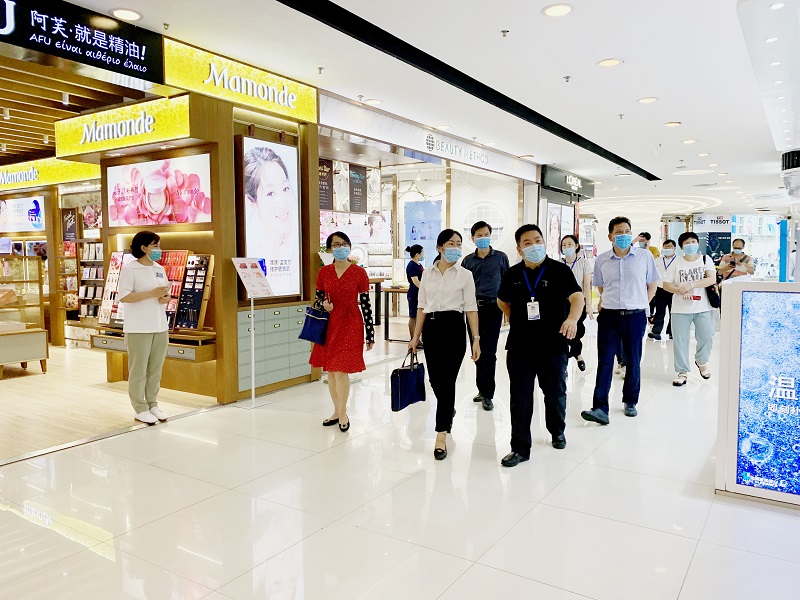 興寧區(qū)副區(qū)長(zhǎng)陸穎在南寧百貨朝陽(yáng)店賣(mài)場(chǎng)進(jìn)行創(chuàng)城實(shí)地檢查_(kāi)副本.jpg 興寧區(qū)副區(qū)長(zhǎng)陸穎在南寧百貨朝陽(yáng)店賣(mài)場(chǎng)進(jìn)行創(chuàng)城實(shí)地檢查_(kāi)副本.jpg