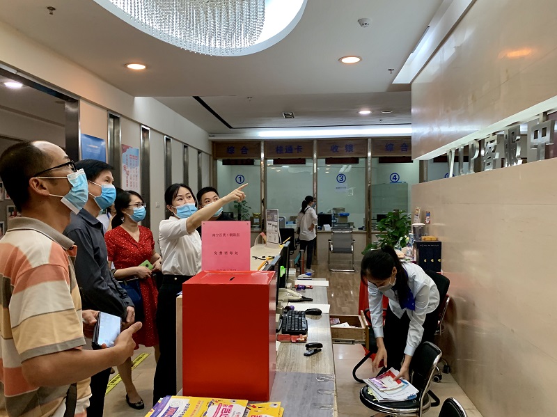 興寧區(qū)副區(qū)長(zhǎng)陸穎在南寧百貨朝陽(yáng)店服務(wù)總臺(tái)進(jìn)行創(chuàng)城實(shí)地檢查.jpg 興寧區(qū)副區(qū)長(zhǎng)陸穎在南寧百貨朝陽(yáng)店服務(wù)總臺(tái)進(jìn)行創(chuàng)城實(shí)地檢查.jpg